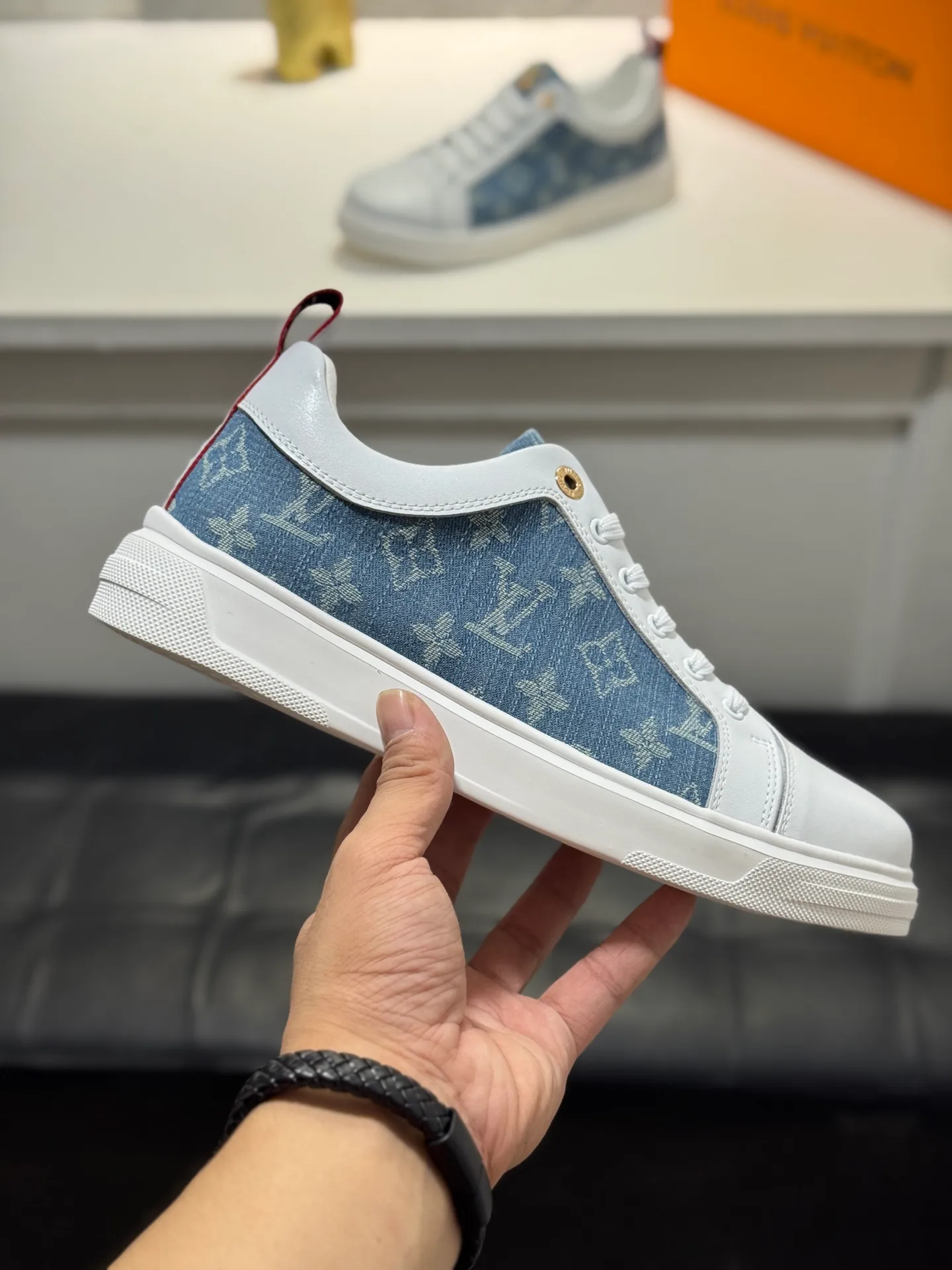 Men's shoes 💰400 [New model] 🌂🌂 Top quality original Louis Vuitton®️ Trendy and fashionable yet low-key men's casual shoes, LV cowhide embossed upper, comfortable and breathable, mesh lining, original rubber outsole, 2 colors available ~ a must-have for stylish men. Size: 38-44 (45 customized